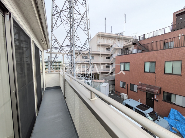 バルコニー　【日野市多摩平７丁目】バルコニーは二部屋分の長さがあり、洗濯物やシーツ類など干すのに便利な広さです。また南向きのため日差しも行き届き、洗濯物もよく乾きます。
