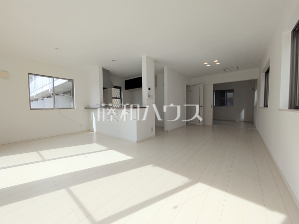 リビング　【日野市多摩平７丁目】南側に大きな窓を設け、昼間は電気をつけずに過ごせる明るいリビング