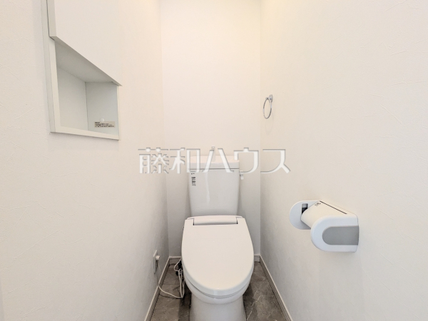 トイレ　【日野市多摩平７丁目】各階にトイレを設けておりますので、朝の忙しい時間などトイレの取り合いで喧嘩になることも少なそうですね。