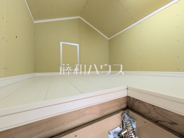 収納　【日野市多摩平７丁目】各居室のクローゼットのほか、小屋裏収納もあり、シーズンオフの荷物もたっぷり収納できます。