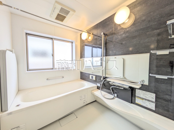 浴室　【日野市多摩平７丁目】一日の疲れを癒してくれるバスルームは、ゆったりと半身浴をしながら読書を楽しんだりお子様と一緒に入浴したりと寛げる空間です。