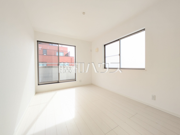 居室　【日野市多摩平７丁目】全居室角部屋仕様で2面採光を実現！お天気の良い日には窓を開けて換気もできるので気持ち良いですね。