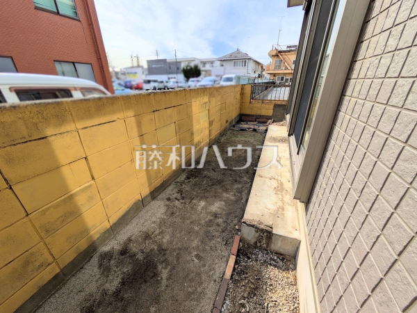 庭　【日野市多摩平７丁目】庭があることで隣地との距離が空き、光や空気を取り込むことができます。また植物を置き、四季を感じる場所を手にすることができます。