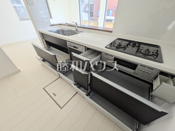 キッチン　【日野市多摩平７丁目】収納力豊富なスライド収納付きシステムキッチン。大きな鍋やフライパンの出し入れもスムーズです。