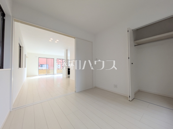 居室　【日野市多摩平７丁目】リビング隣の居室は、引き戸を開ければ続き間として約24帖の広々空間となります。