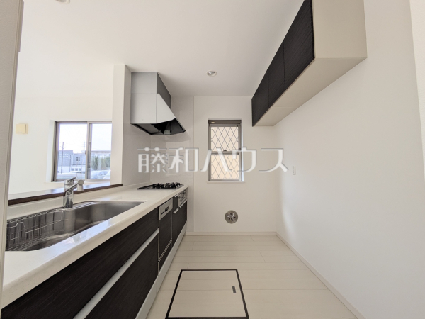 キッチン　【日野市多摩平７丁目】ご家族の様子がわかり、会話も楽しめる対面式システムキッチン