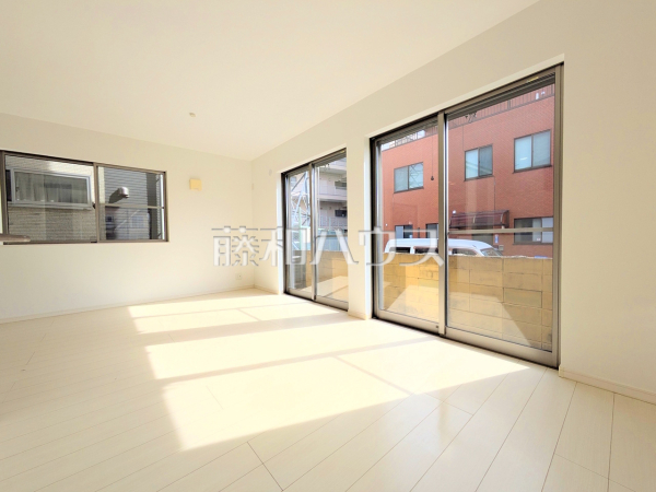 リビング　【日野市多摩平７丁目】ワイドスパンの南面を活かした3面採光の明るいリビング！