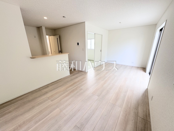 1号棟　リビング　【南城市佐敷字佐敷】