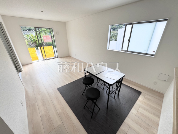 2号棟　リビング　【南城市佐敷字佐敷】