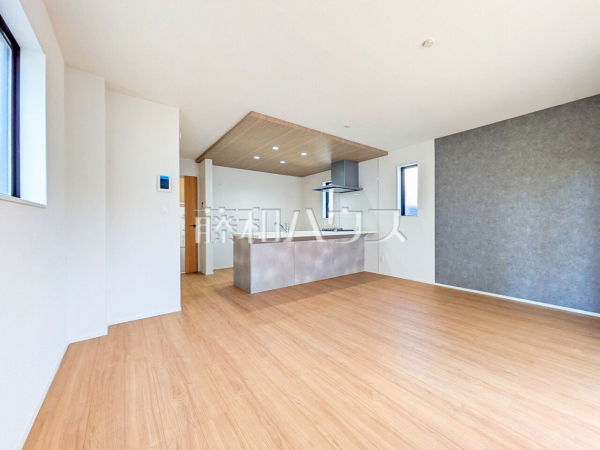 3号棟　リビング　【東久留米市浅間町３丁目】 見学はしたいけど、なかなか時間が取れない・・・そんな方に出勤前や仕事終わりにマイホームを見学できるサポートをいたします。 