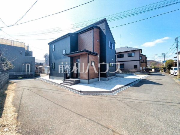 接道状況および現場風景　【八王子市中野上町３丁目】 見学はしたいけど、なかなか時間が取れない・・・そんな方に出勤前や仕事終わりにマイホームを見学できるサポートをいたします。 