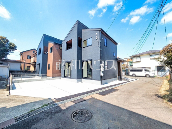 接道状況および現場風景　【八王子市中野上町３丁目】 堂々完成、いつでもご内覧いただけます！ぜひ実物をご覧いただきたく思います。喜んでご案内いたしますのでお気軽にお問合せ下さい。 