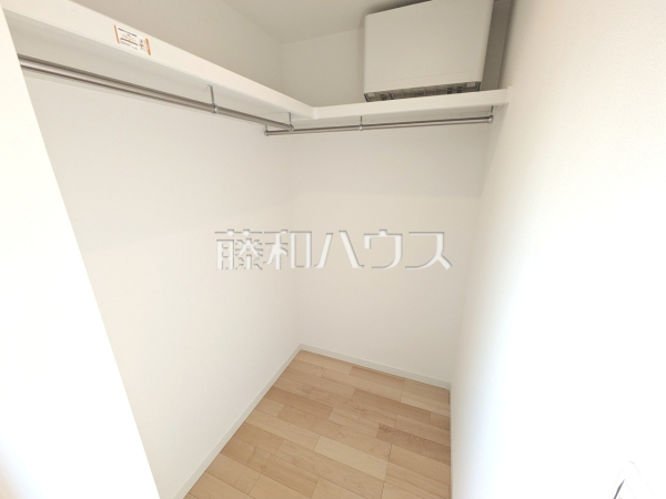 収納　大容量のウォークインクローゼットでお部屋をスッキリきれいに保てます。　【新座市野寺４丁目】