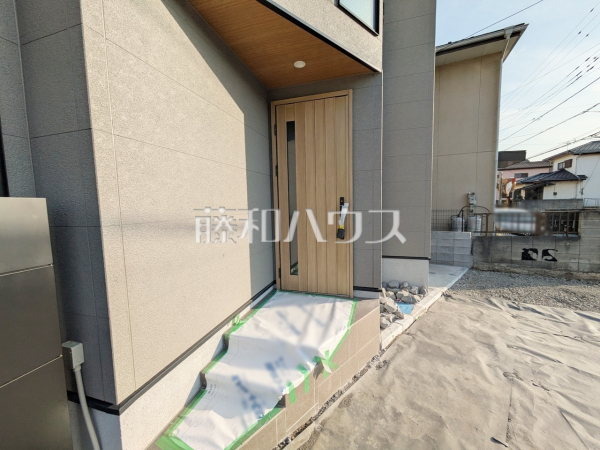 玄関　植栽やガーデングッズなどを利用し、お客様をお出迎えする玄関アプローチをオシャレに飾ってみてはいかがでしょうか。【新座市野寺４丁目】