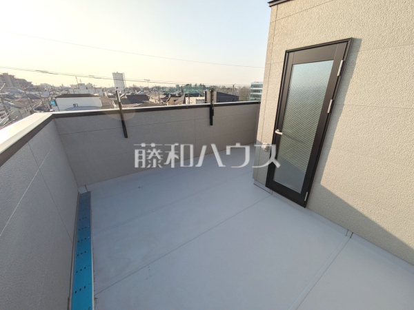 ルーフバルコニー　開放感あふれるルーフバルコニーは用途多彩。屋根がなくガーデニングや家庭菜園にも最適！ペットの遊び場にも！　【新座市野寺４丁目】