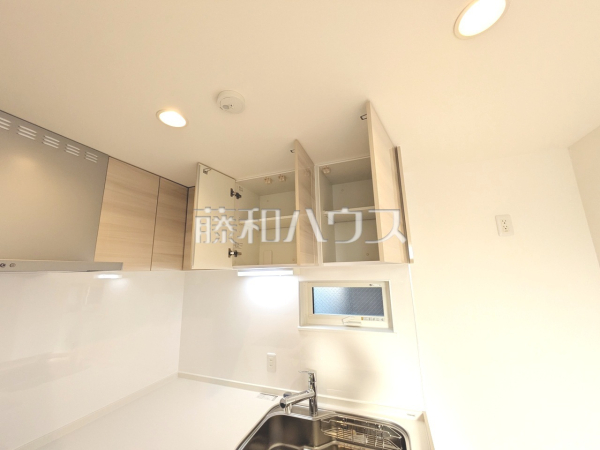 キッチン　キッチンペーパーやラップ、調理器具や食器類などの収納にも便利な吊戸棚　【新座市野寺４丁目】