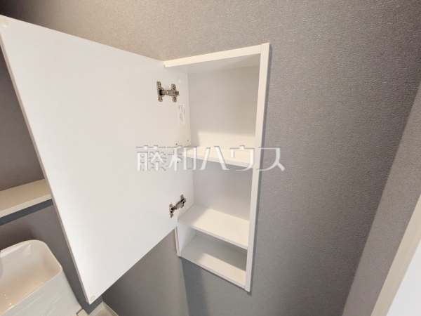 トイレ　トイレには収納完備！　　【新座市野寺４丁目】