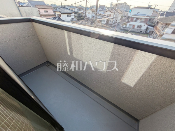 バルコニー　居室から直接バルコニーへ出られる為、晴れた日は布団を干すことができます。　【新座市野寺４丁目】
