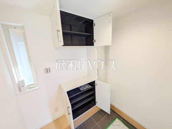 収納　シューズクローゼットはたくさんある靴を収納でき、玄関をスッキリ綺麗な空間に保てます　【新座市野寺４丁目】