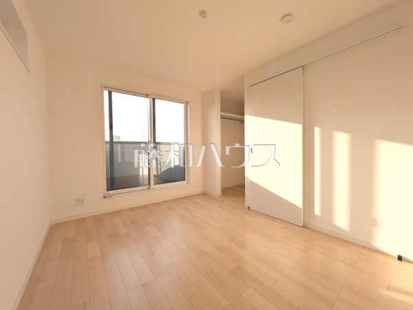 居室　バルコニーに面しており、明るく開放的となっております。　【新座市野寺４丁目】