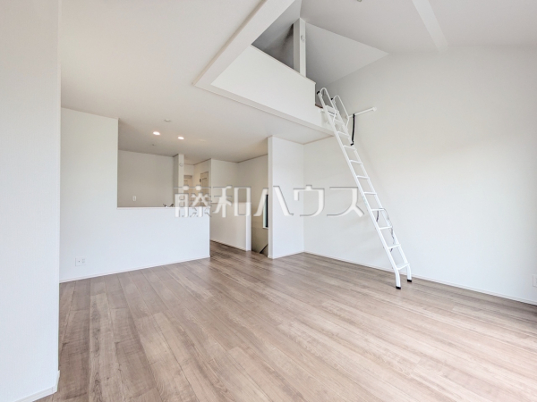 リビング　【練馬区中村南１丁目】