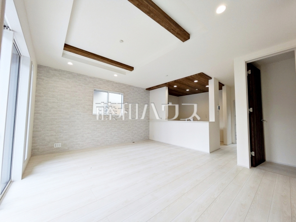 ≪リビング≫たっぷりの日差しや心地良い風が入る、広々としたリビングが魅力　【府中市分梅町５丁目】