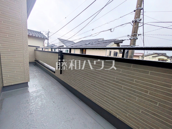 ≪バルコニー≫2部屋からバルコニーへ出られるため、洗濯物を干す際にも家族が寝ている部屋を通らずに出入りができて便利です。【府中市分梅町５丁目】