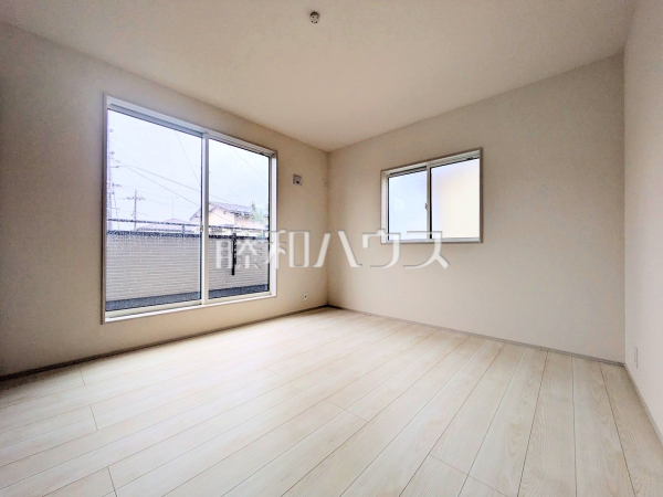 ≪居室≫バルコニーへダイレクトに出られる居室には季節を感じられる嬉しい空間があります。　【府中市分梅町５丁目】