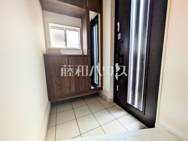 ≪玄関≫自然光を取り入れ明るい空間になるよう設計された玄関です。【府中市分梅町５丁目】