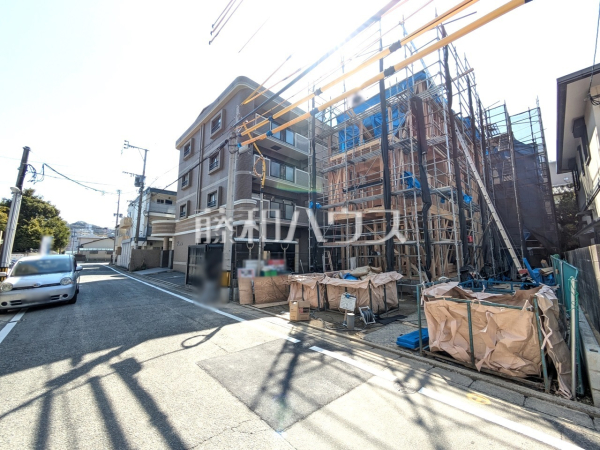 日当たりや設備仕様など、実際に行ってみないと分からないことも多くございます。お気軽にお問い合わせください。接道状況および現場風景　【福岡市西区姪の浜１丁目】