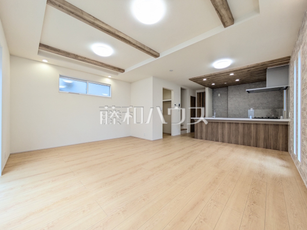 リビング　【練馬区西大泉４丁目】