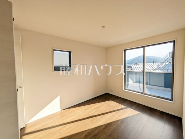 経験豊かなスタッフが分譲地だけでなく学校、スーパー、公園と周辺環境も合わせてご案内致します。　1号棟　居室　【福岡市城南区七隈２丁目】