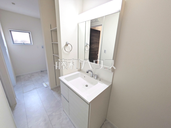 十分な大きさの洗面台は、身だしなみチェックや歯磨きなど、朝の慌ただしい時間でも余裕とゆとりを感じて頂けます。1号棟　洗面室　【福岡市城南区七隈２丁目】