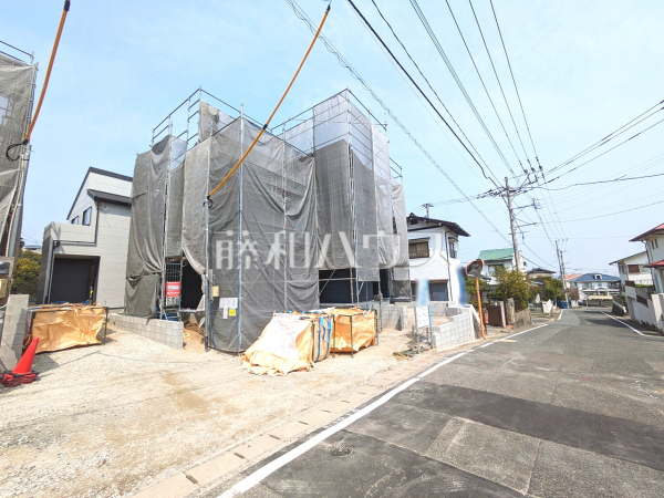 見学はしたいけど、なかなか時間が取れない…そんな方に出勤前や仕事終わりにマイホームを見学できるサポートをいたします。　　接道状況および現場風景　【福岡市西区拾六町４丁目】