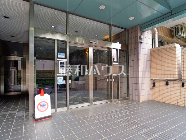エントランス　【ファミール高幡不動】
安心のオートロック付きマンション。日々の安全を守ります。　