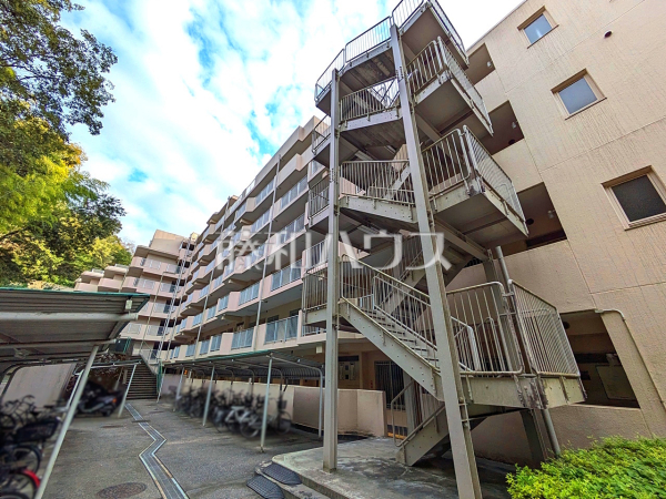 外観　【ファミール高幡不動】
ペットと暮らす生活。一緒にお散歩へ行く時間が何より癒しのひと時となります。（細則有）　