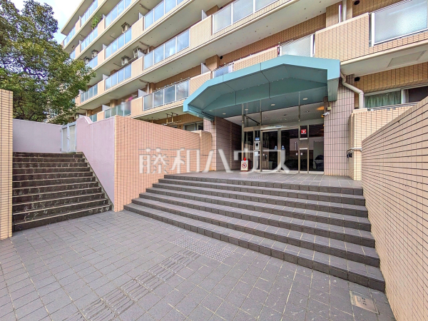 エントランス　【ファミール高幡不動】
心地良さの中にも洗練を感じさせる、住まう方をやさしく出迎えるエントランス　