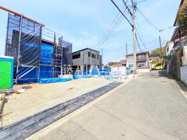 平日のご案内も可能です。お気軽にお問合せ下さいませ。　接道状況および現場風景　【福岡市東区唐原４丁目】