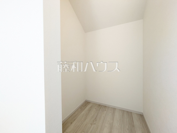 2号棟　収納　【日野市多摩平３丁目】奥行のあるウォークインクローゼットでたっぷり収納できます！