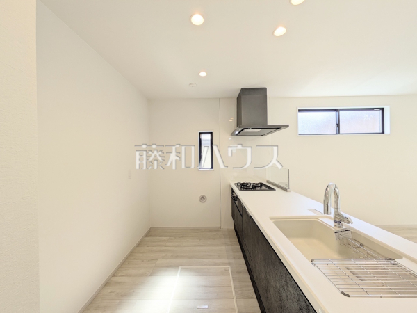 2号棟　キッチン　【日野市多摩平３丁目】使いやすくスタイリッシュなシステムキッチンには、毎日お使いになる方の視点が存分に活かされています。