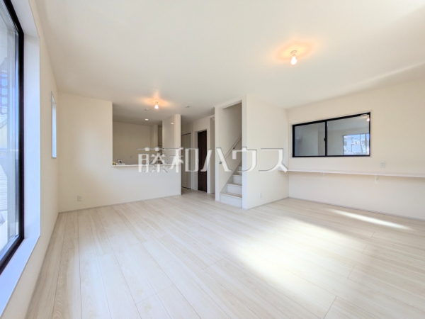 リビングイン階段で自然と家族が集う憩の空間になります。 　【新座市栗原１丁目】