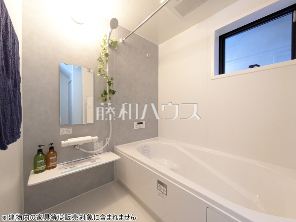 白を基調とした清潔感あふれるバスルームです。　【新座市栗原１丁目】