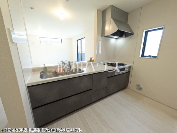 ご家族の様子がわかり、会話も楽しめる対面式システムキッチン 　【新座市栗原１丁目】