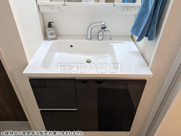 洗面ボウルは広々平らな底面なので付け置き洗い等できます。 　【新座市栗原１丁目】