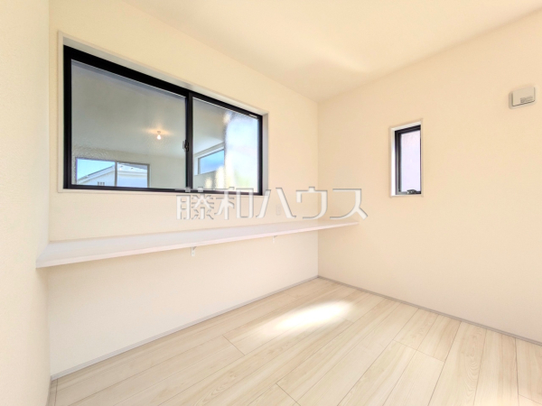 リビング　【新座市栗原１丁目】