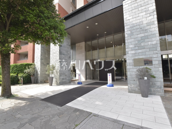 上質感漂うエントランスは居住者の帰り、訪れる方を優しく迎える、安らぎに満ちた空間を予感させます。 【グランジオ武蔵野】