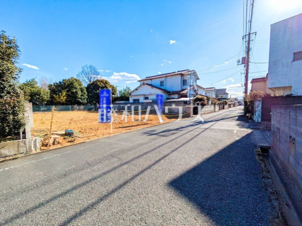 接道状況および現場風景　【東久留米市前沢４丁目】建築条件はございませんので、ライフスタイルに合わせた自由なマイホームづくりが可能です