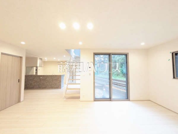 リビング　【東村山市萩山町２丁目】