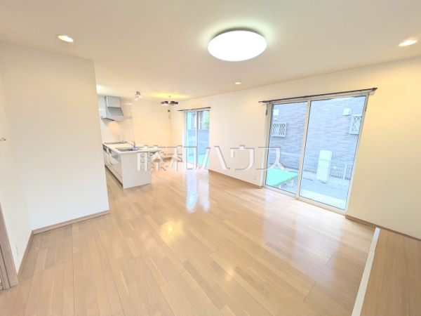 リビング　【西東京市西原町４丁目】