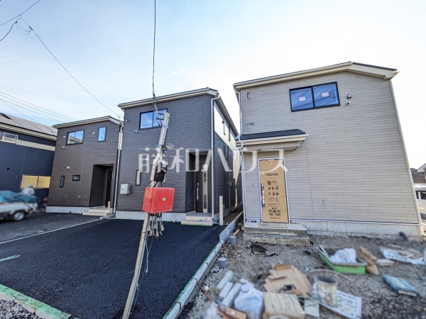 ≪現地外観≫順調に工事が進んでいます。実際の街並みの様子が段々見えて参りました。ぜひ実際に現地をご見学下さいませ。【府中市清水が丘３丁目】
